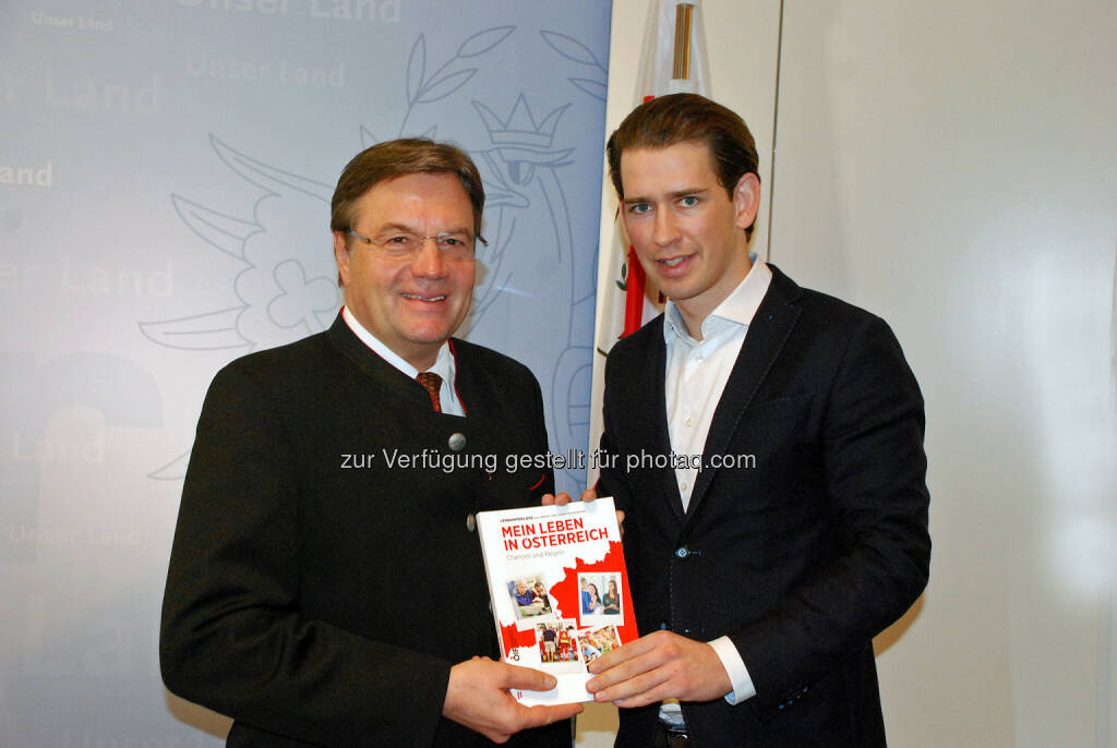 Günther Platter, Sebastian Kurz : LH Platter und BM Kurz stellen in Innsbruck Werte- und Orientierungskurse für Flüchtlinge vor : Vermittlung von Grundwerten wie Gleichberechtigung und Meinungsfreiheit : Fotocredit: Land Tirol/Schwarz, © Aussender (15.01.2016) 