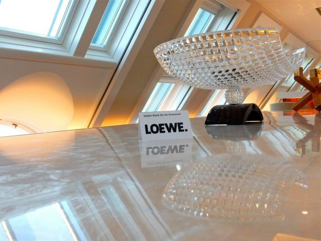 LOEWE-PK im Park Hyatt, Jänner 2016: Mit seiner Premium-Strategie, seinem vielfach ausgezeichneten Design und seiner hochwertig gearbeiteten Produktpalette, die nicht nur TV-Geräte, sondern auch Komplett-Lösungen im Audio- und Home-Entertainment-Bereich umfasst, ist LOEWE dabei, den Markt (zurück) zu erobern.  (18.01.2016) 