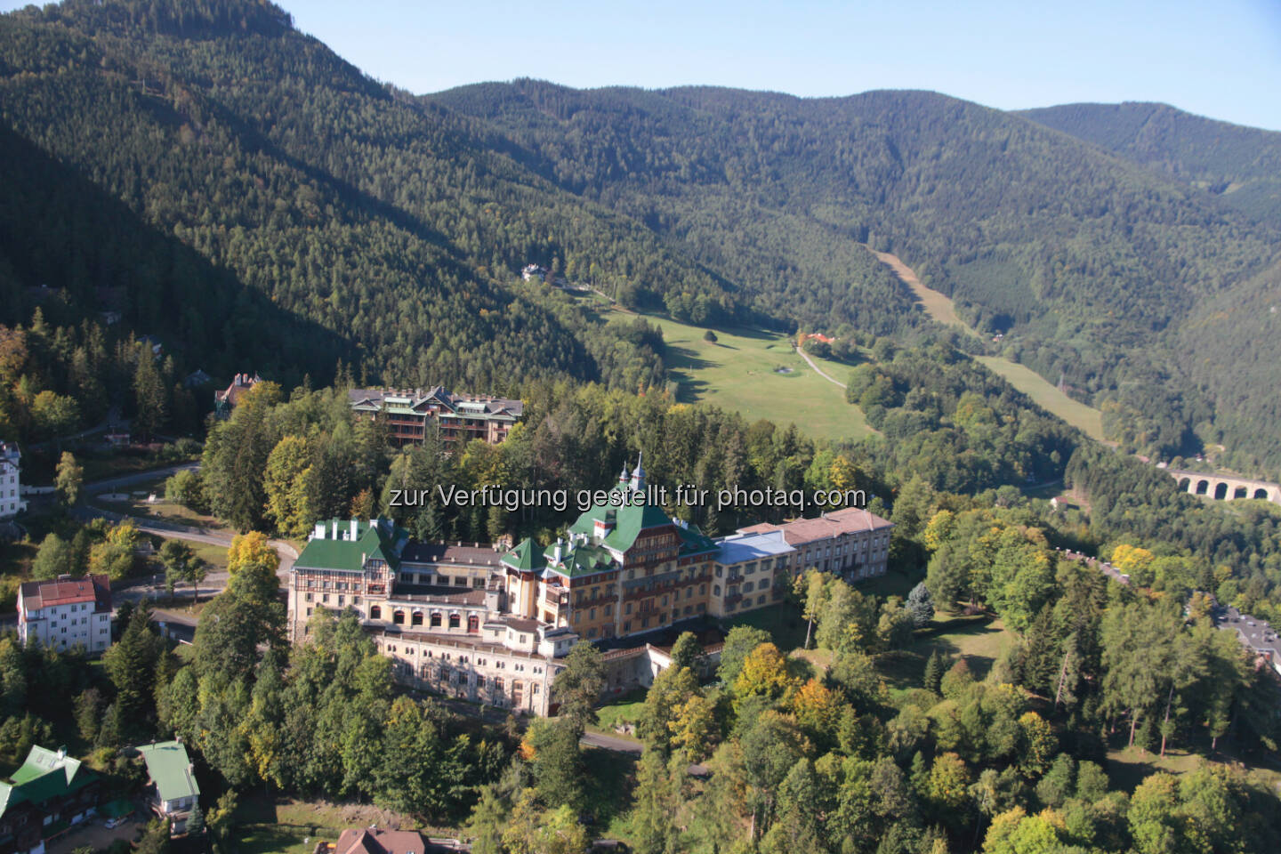 Südbahnhotel : Neue Perspektiven für das Südbahnhotel Semmering : Das historische Architekturjuwel Südbahnhotel Semmering bietet für einen neuen Besitzer und Investor interessante Nutzungsmöglichkeiten : Fotocredit: Südbahnhotel/Moorsfilm/Jürgen Moors