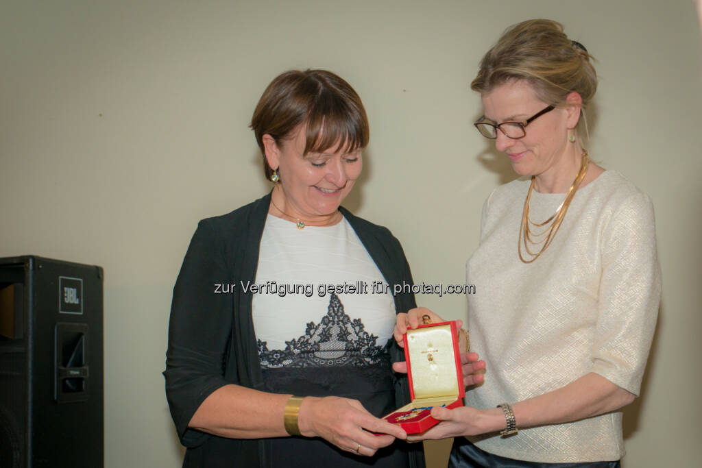 Herta Stockbauer, Helen Eduards : Schwedischer Konsulatsempfang in Kärnten : Honorarkonsulin Herta Stockbauer erhält höchsten Orden „Order of the Polar Star“ von Botschafterin Helen Eduards : Fotocrerdit: Elke Schwarzinger, © Aussendung (19.01.2016) 