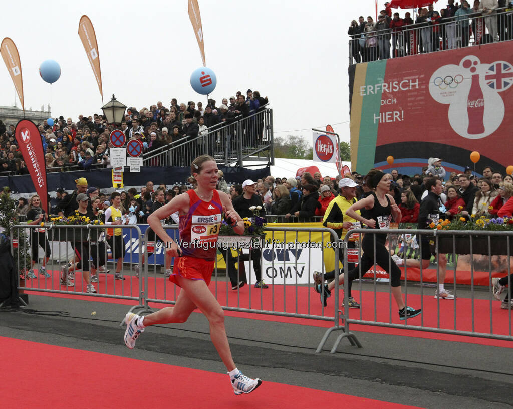 Das Frauenfeld des 30. Vienna City Marathon am 14. April verspricht mit mehreren europäischen und afrikanischen Spitzenläuferinnen ein mitreißendes Rennen. Die Italienerin Rosaria Console, VCM-Siegerin von 2004 mit Bestzeit 2:26:10 Stunden aus dem Jahr 2011, und die Vorjahreszweite Olga Glok (Bild) aus  Russland (PB 2:27:18) treffen auch schnelle und vielversprechende Läuferinnen aus Äthiopien und Kenia. Credit: VCM / Niki Wagner (04.04.2013) 