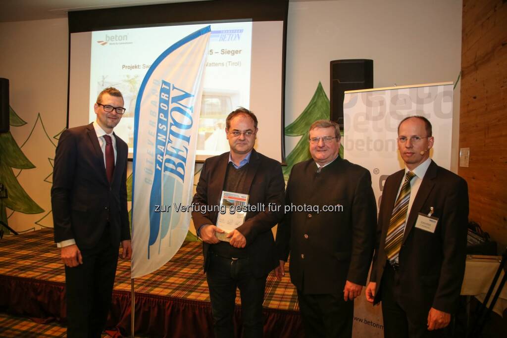 Andreas Pfeiler (Jury - Fachverband Steine – Keramik), Michael Frolik (Sieger Betonpreis 2015 - Fröschl Beton), Peter Neuhofer (Präsident Güteverband Transportbeton), Christoph Ressler (Güteverband Transportbeton) : Baukunst auf höchstem Niveau : Preisverleihung in Schladming: Zum dritten Mal wurde der Betonpreis des Güteverband Transportbeton, GVTB, verliehen : Fotocredit: TOM/Eitzinger, © Aussendung (22.01.2016) 