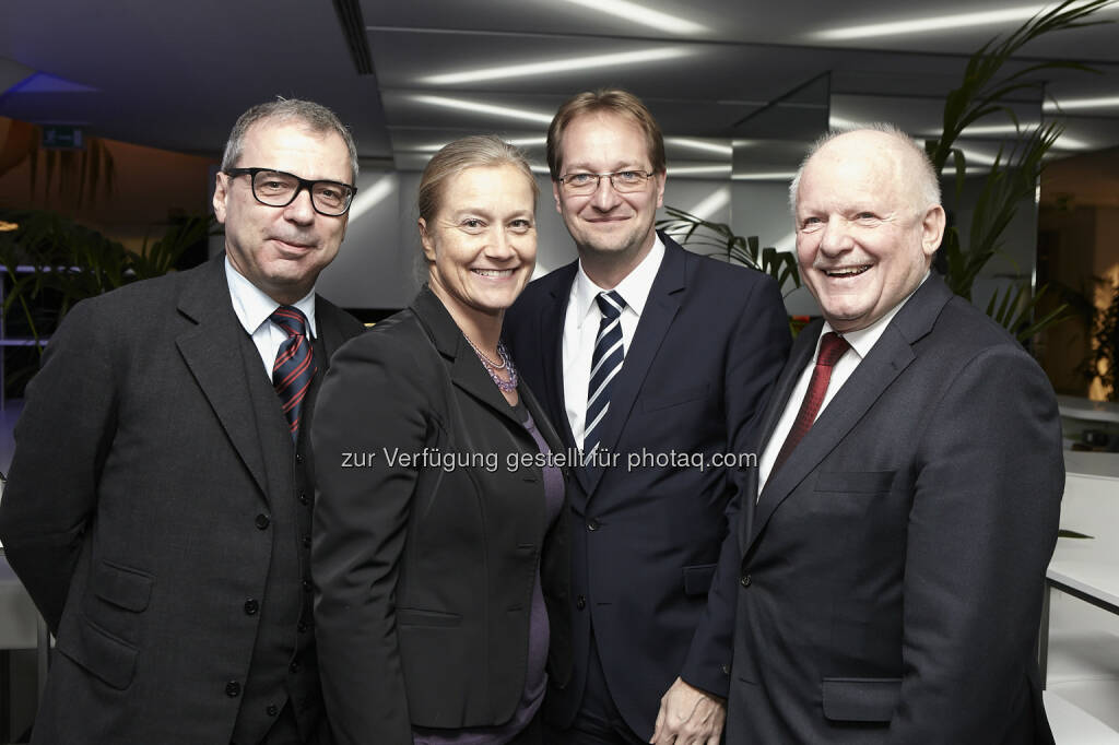 Accenture Managing Director Michael Büttner mit Barbara Enzinger (Wienerberger), Gerhard Zotter (BBG), Reinhard Pinzer (Siemens), © Fotocredit: K.Rossboth/APA/Accenture (22.01.2016) 