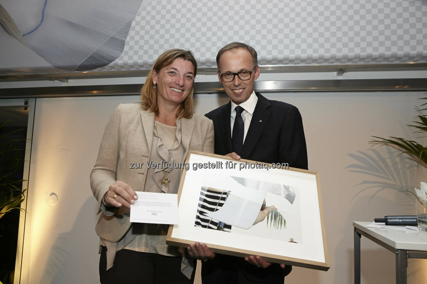 Microsoft Österreich-Chefin Dorothee Ritz gewann eine handsignierte Originallithografie von Eva Chytilek, mit Accenture-Österreich Chef Klaus Malle