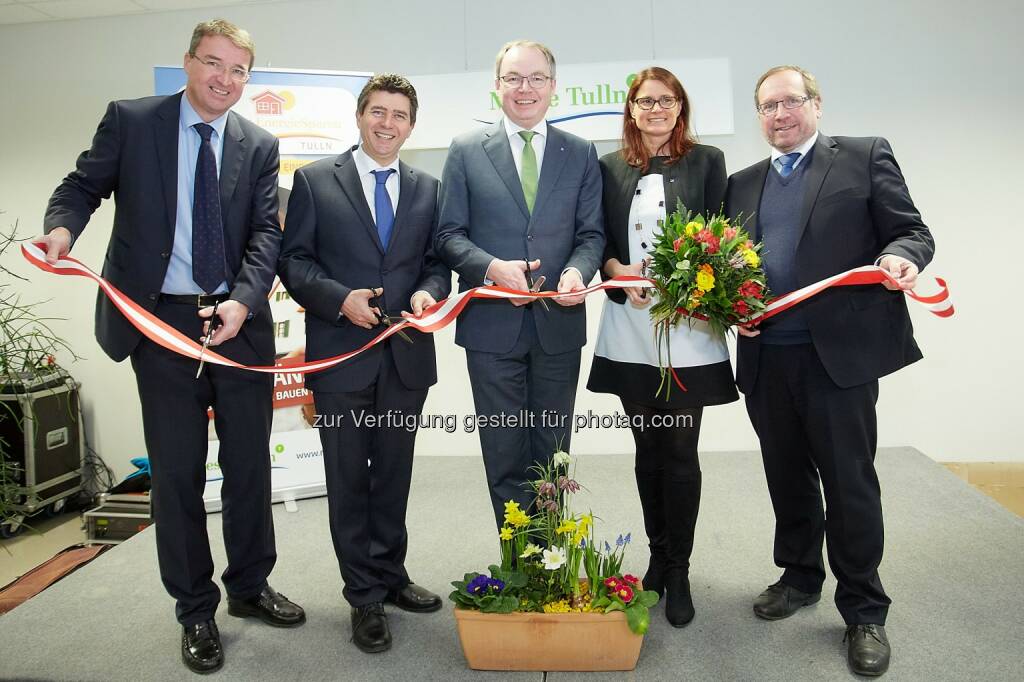 Wolfgang Strasser (Messe Tulln Geschäftsführer), Peter Eisenschenk (Bürgermeister), Stephan Pernkopf (Landesrat), Susanne Formanek (Eco Plus), Harald Schinnerl (Vizebürgermeister) : Die HausBau + EnergieSparen Tulln feierlich eröffnet : Fotocredit: Messe Tulln GmbH/APA-Fotoservice/Preiss (22.01.2016) 