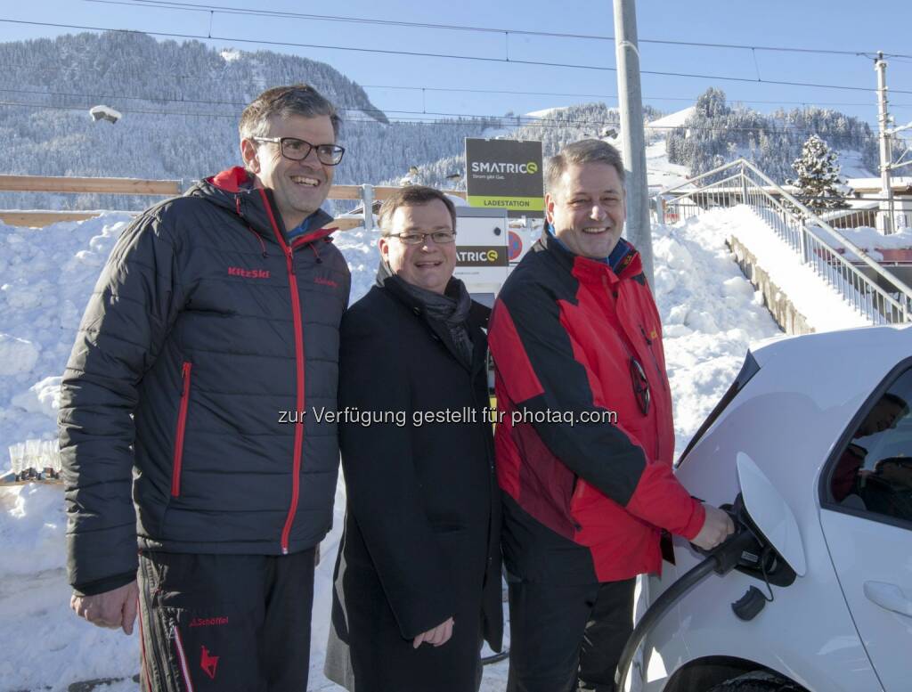 Klaus Winkler (Bürgermeister), Michael-Viktor Fischer (Smatrics-Geschäftsführer), Andrä Rupprechter (Bundesminister) : Eröffnung einer neuen Smatrics High-Speed-Ladestation am Parkplatz der Hahnenkamm-Bahn : Fotocredit: Bildagentur Mühlanger, © Aussendung (23.01.2016) 