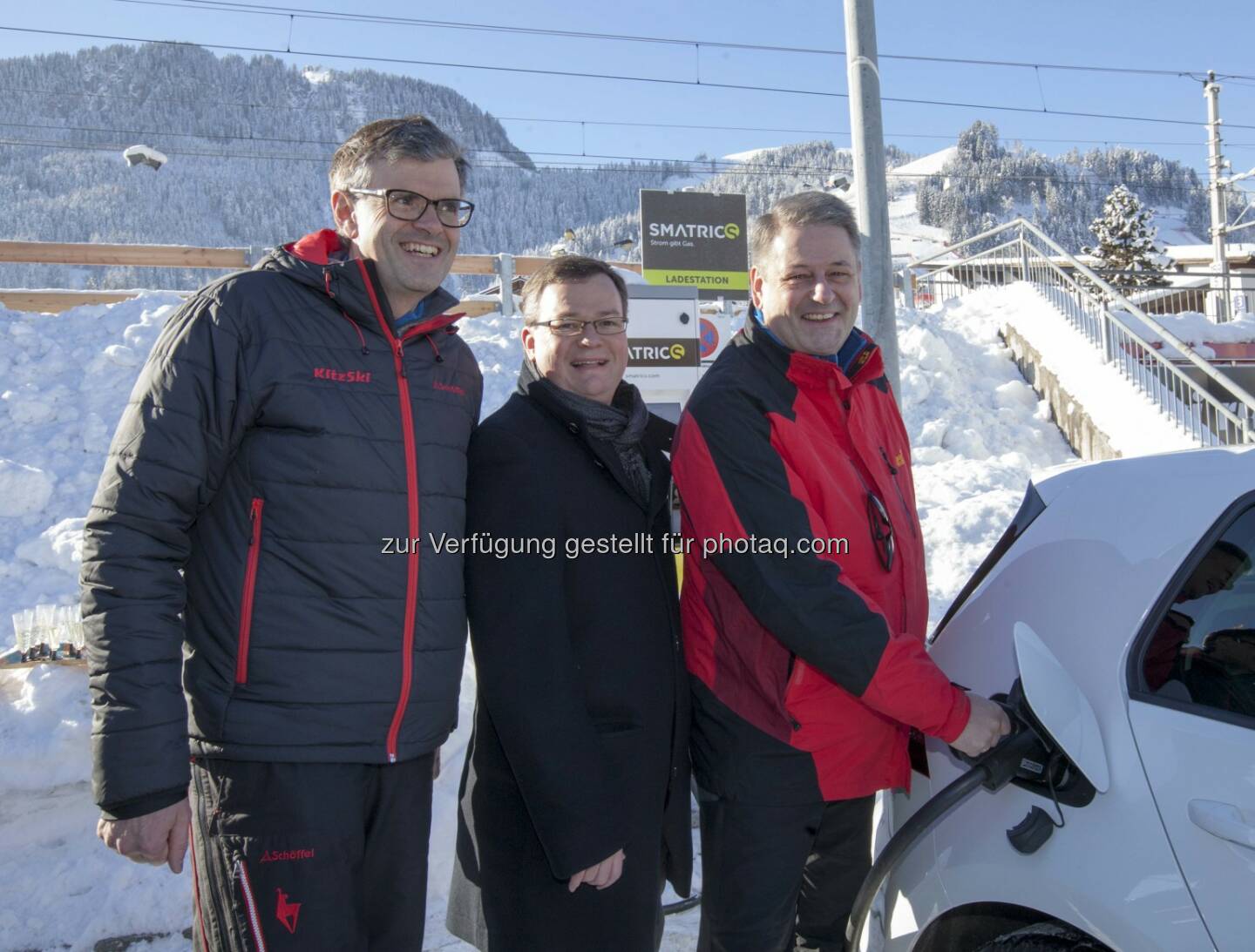 Klaus Winkler (Bürgermeister), Michael-Viktor Fischer (Smatrics-Geschäftsführer), Andrä Rupprechter (Bundesminister) : Eröffnung einer neuen Smatrics High-Speed-Ladestation am Parkplatz der Hahnenkamm-Bahn : Fotocredit: Bildagentur Mühlanger