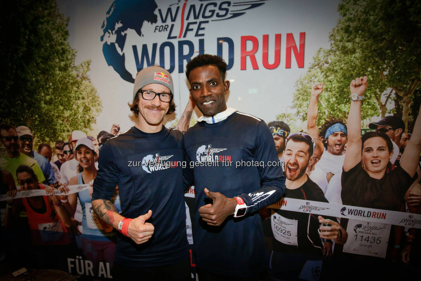 Florian Neuschwander and 
Lemawork Ketema with participants at the Wings for Life World Run event in Munich 23rd of January 2016 (Bild: Daniel Grund)
