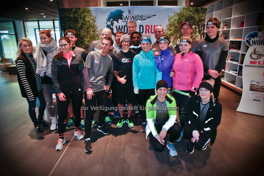 Florian Neuschwander and 
Lemawork Ketema ( middle) with participants at the Wings for Life World Run event in Munich 23rd of January 2016 (Bild: Daniel Grund) (24.01.2016) 