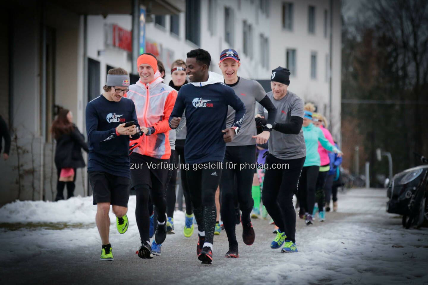 Florian Neuschwander ( left ) and 
Lemawork Ketema ( right ) with participants at the Wings for Life World Run event in Munich 23rd of January 2016 (Bild: Daniel Grund)