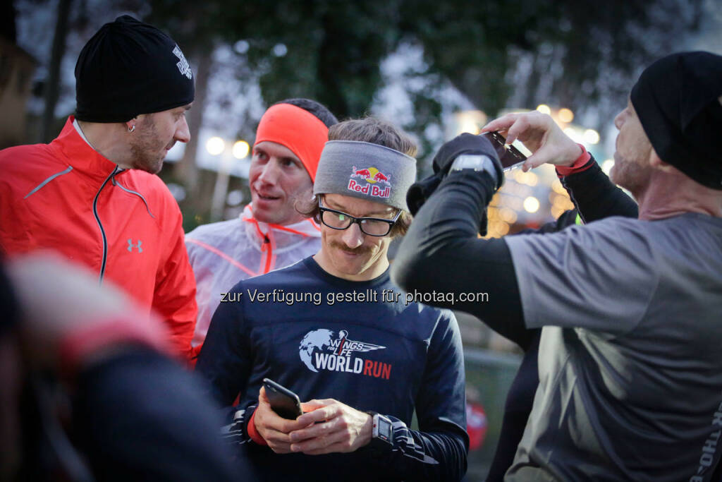 Florian Neuschwander  with participants at the Wings for Life World Run event in Munich 23rd of January 2016 (Bild: Daniel Grund) (24.01.2016) 