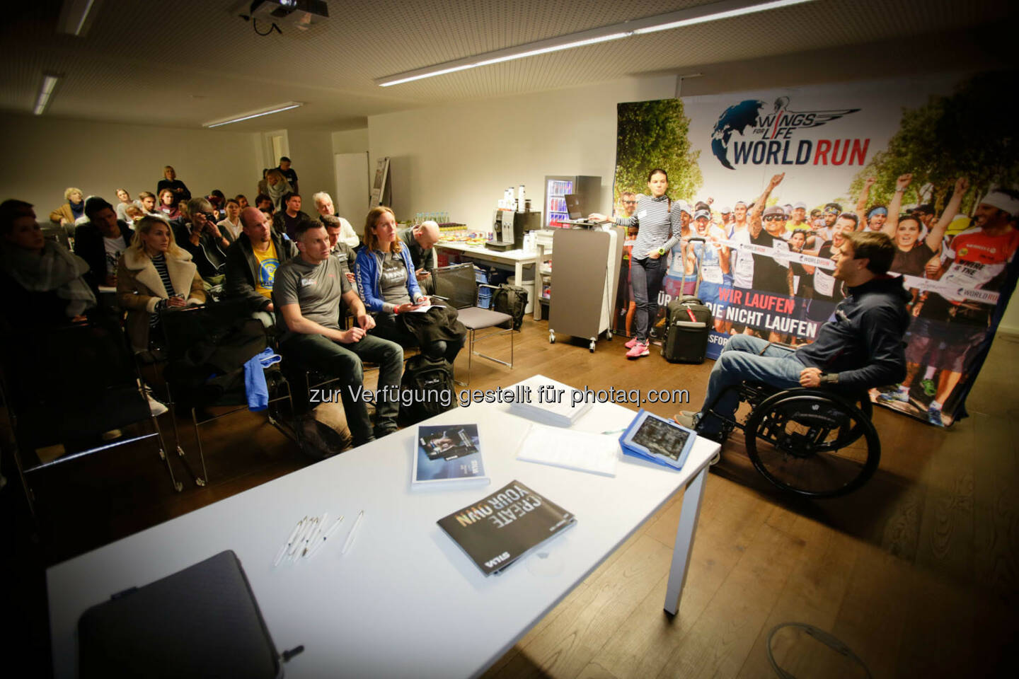 Wolfgang Illek  talking to participants of the Wings for Life World Run event in Munich 23rd of January 2016 (Bild: Daniel Grund)