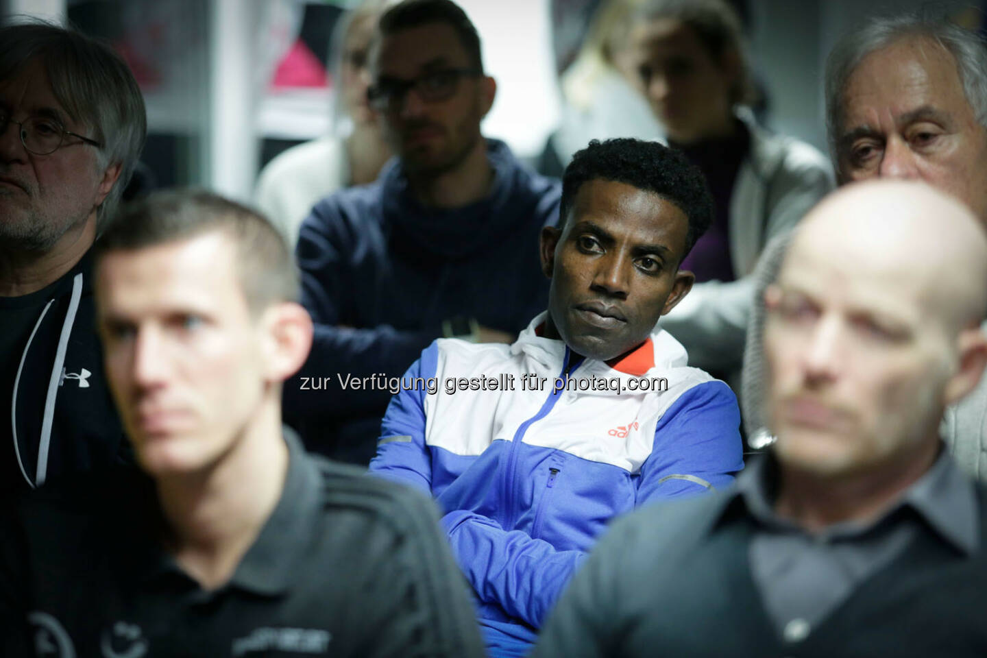 Lemawork Ketema with participants at the Wings for Life World Run event in Munich 23rd of January 2016 (Bild: Daniel Grund)