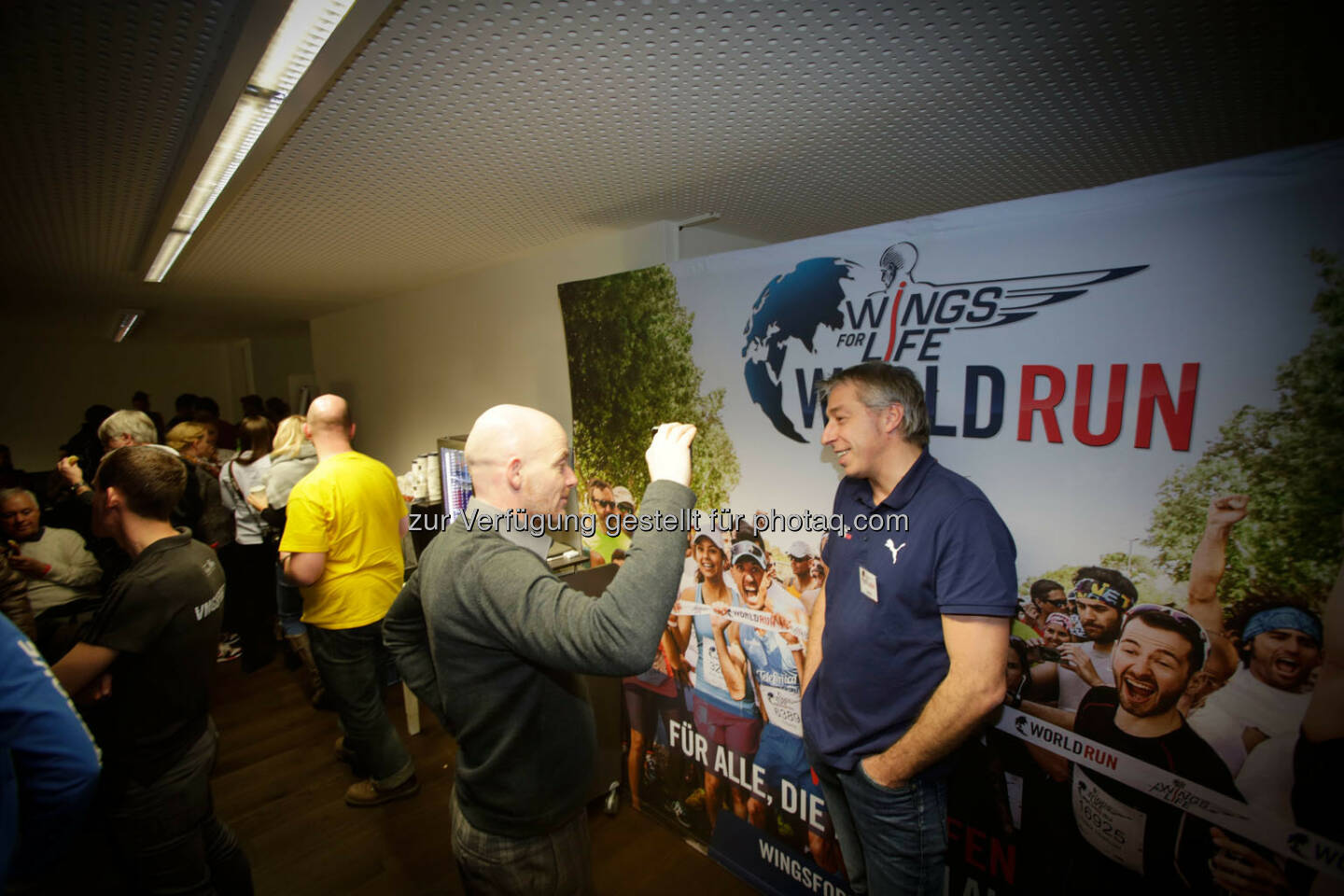 Thomas Smogawetz talking to participants at the Wings for Life World Run event in Munich 23rd of January 2016 (Bild: Daniel Grund)