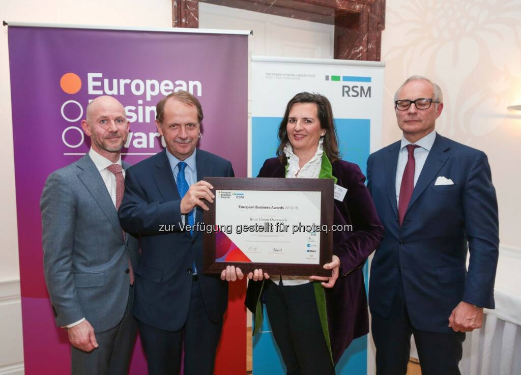 Adrian Tripp (CEO der European Business Awards), Markus Liebl (Generaldirektor Brau Union), Gabriela Maria Straka (Leitung Kommunikation/PR von der Brau Union Österreich), Stefan Walter (Managing Partner von RSM Austria) : European Business Awards : Frisch geehrter „National Champion“ Brau Union Österreich freut sich auf Stimmen bei Online-Voting : Nach Ehrung der National Champions am 21. Jänner läuft nun eine Online-Abstimmung bis 26. Februar : Fotocredit: Richard Tanzer, © Aussendung (25.01.2016) 