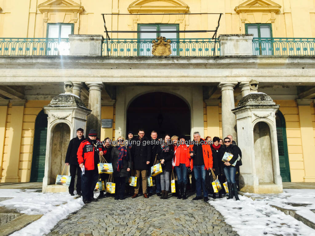 Die internationale Reiseveranstaltergruppe vor dem Schloss Esterhàzy in Eisenstadt : Die Welt zu Gast im Burgenland : Weiterer Schritt in Richtung Internationalisierung : Im Rahmen einer Pre-Tour zur atb_sales, der größten Tourismus-Fachmesse des Landes, reisten am Sonntag, dem 24. Jänner 42 namhafte Reiseveranstalter aus aller Welt (18 Nationen) ins Burgenland : Fotocredit: Burgenland Tourismus, © Aussender (25.01.2016) 