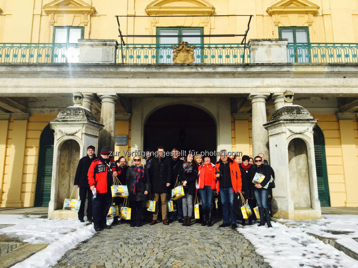 Die internationale Reiseveranstaltergruppe vor dem Schloss Esterhàzy in Eisenstadt : Die Welt zu Gast im Burgenland : Weiterer Schritt in Richtung Internationalisierung : Im Rahmen einer Pre-Tour zur atb_sales, der größten Tourismus-Fachmesse des Landes, reisten am Sonntag, dem 24. Jänner 42 namhafte Reiseveranstalter aus aller Welt (18 Nationen) ins Burgenland : Fotocredit: Burgenland Tourismus