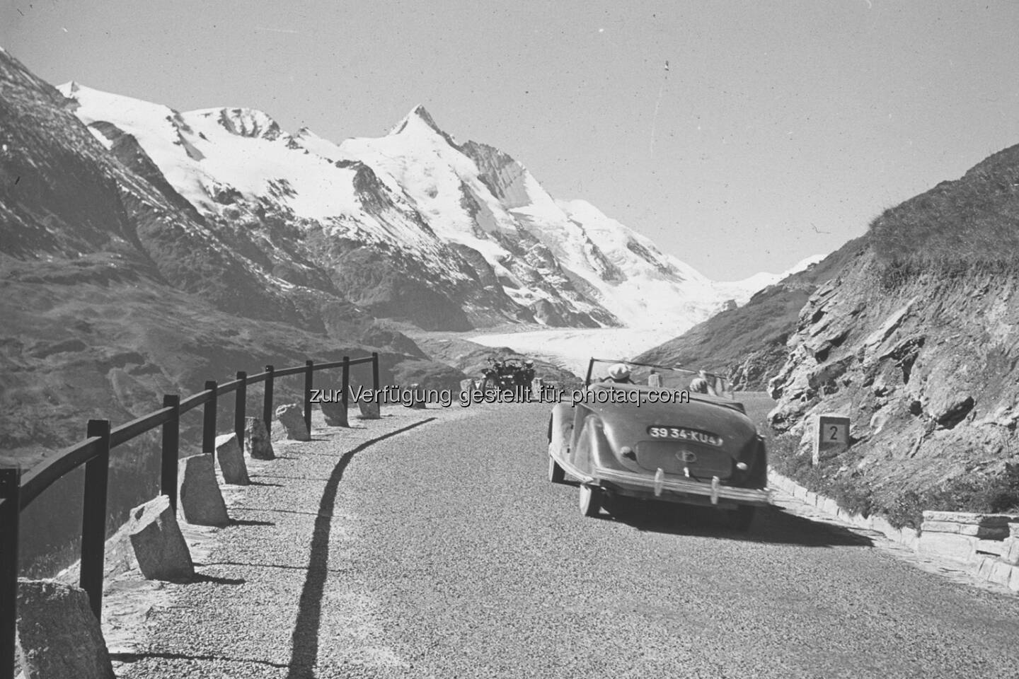 Historische Aufnahme der Großglockner Hochalpenstraße, Auffahrt Gletscherstraße mit Blick auf den Großglockner (3.798 m) und den Pasterzengletscher : Großglockner Hochalpenstraße am Weg zum Welterbe - auf der offiziellen Liste für UNESCO-Welterbeverfahren eingetragen : Fotocredit: grossglockner.at/Großglockner Hochalpenstraßen AG