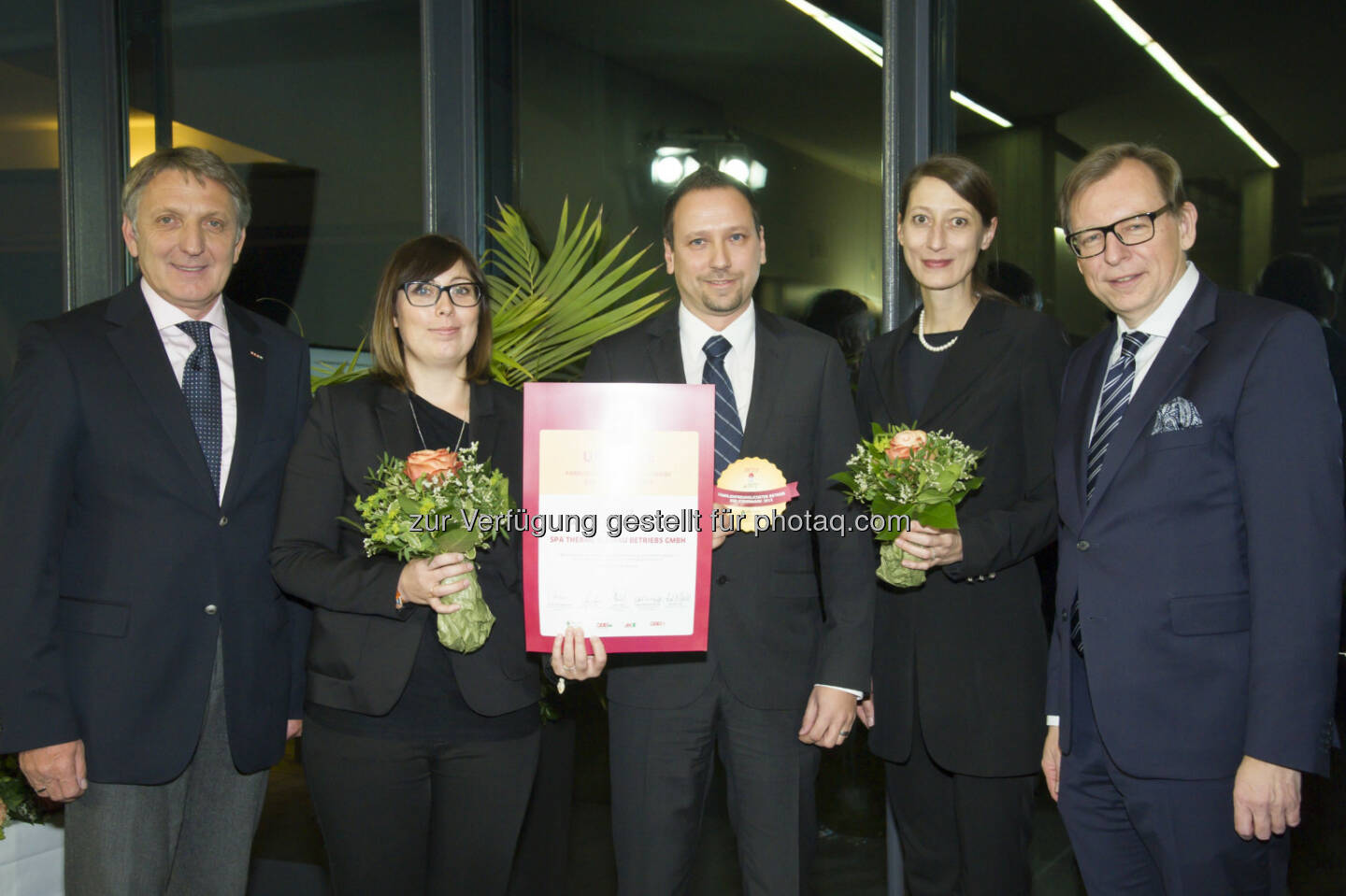 Josef Herk (Präsident WKO Stmk.), Ines Erlacher (Rogner Bad Blumau), Thomas Scheuchl (Rogner Bad Blumau), Melanie Franke (Dir. Rogner Bad Blumau), Christian Buchmann (LR Wirtschaft, Tourismus, Europa und Kultur) : Das Rogner Bad Blumau zählt zu den familienfreundlichsten Betrieben 2015 : Fotocredit: Rogner Bad Blumau/Fischer