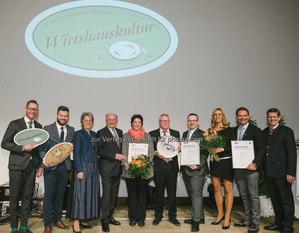 Harald Pollak (Obmann Niederösterreichische Wirtshauskultur), Philipp Essl, Petra Bohuslav (Tourismuslandesrätin), Erwin Pröll (Landeshauptmann), Christine und Franz Essl (Landgasthaus Winzerstüberl - Top-Wirt des Jahres), Markus Bsteh (Gasthaus Bsteh – Aufsteiger des Jahres), Katharina und Georg Stocker (Stockerwirt, Einsteiger des Jahres), Christoph Madl (Geschäftsführer der Niederösterreich-Werbung) : Top-Wirte 2016 beim Fest für die Wirte gekürt : Die höchste kulinarische Auszeichnung Niederösterreichs wurde gestern in Grafenegg vergeben. „Top-Wirt des Jahres 2016“ wurde Familie Essl, Landgasthaus Winzerstüberl aus Rührsdorf : Fotocredit: romanseidl.com, © Aussendung (26.01.2016) 