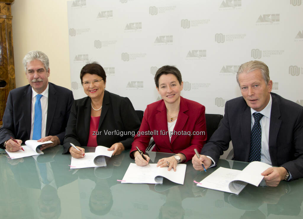 Hans Jörg Schelling (Finanzminister), Renate Brauner (Finanzstadträtin), Sonja Wehsely (Gesundheitsstadträtin), Reinhold Mitterlehner (Vizekanzler & Wissenschaftsminister) : Zukunftspaket für Gesundheits- und Forschungsstandort Wien geschnürt : Finanzierung und Zusammenarbeit zwischen AKH, MedUni, Bund und Stadt Wien auf neue Beine gestellt - Bund und Land investieren 2,2 Mrd. Euro bis 2030 : Fotocredit: MedUni Wien / Matern, © Aussender (27.01.2016) 