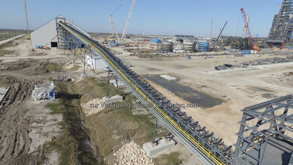 voestalpine - Der Bau der Direktreduktionsanlage in Texas schreitet zügig voran. Mehr zum Baufortschritt inkl. Video: http://bit.ly/1OV52ov // Construction of the HBI plant in Texas is progressing quickly. Read more in this article incl. a video: http://bit.ly/1JB2E9A  Source: http://facebook.com/voestalpine, © Aussender (27.01.2016)