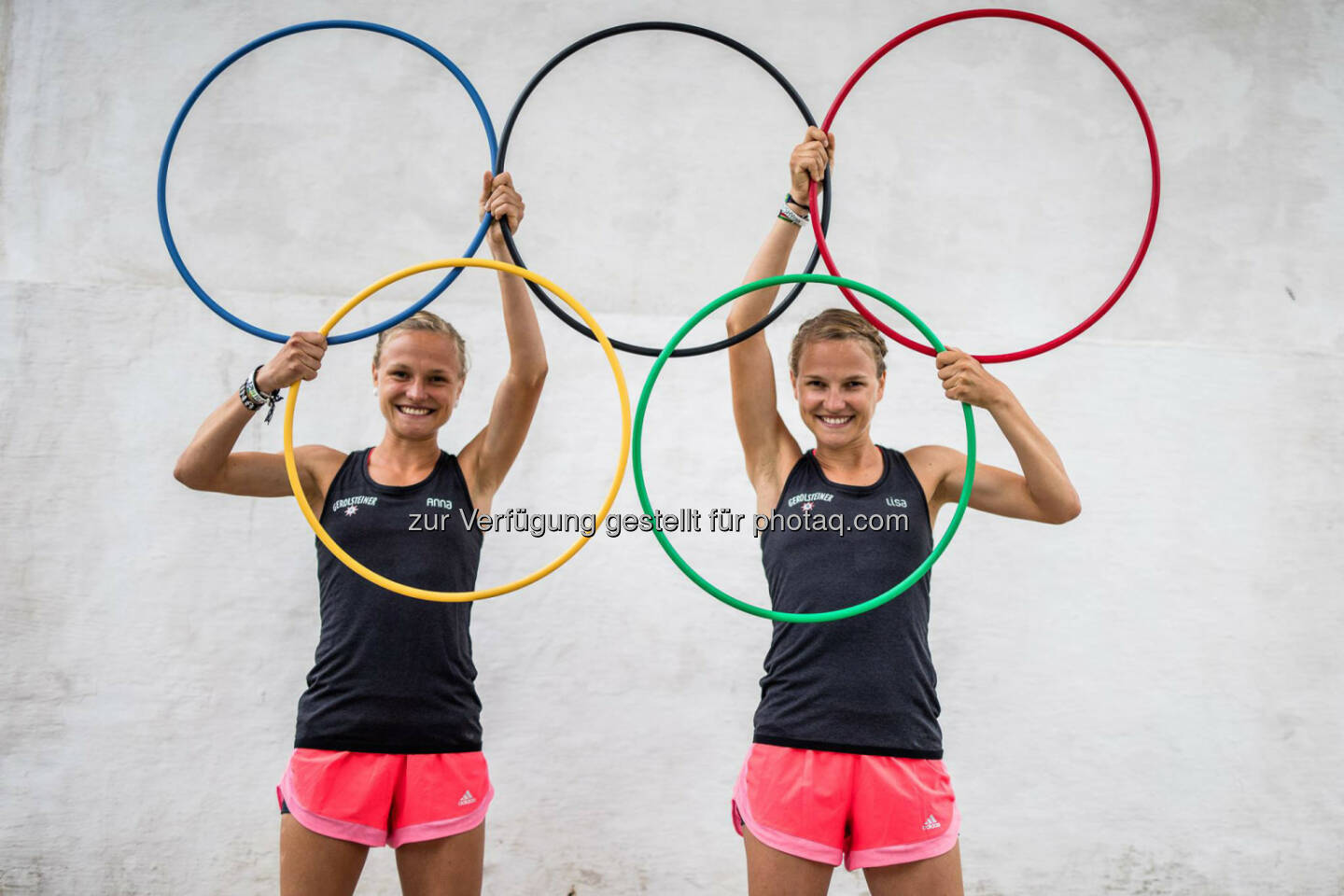 Anna und Lisa Hahner mit den Olympischen Ringen