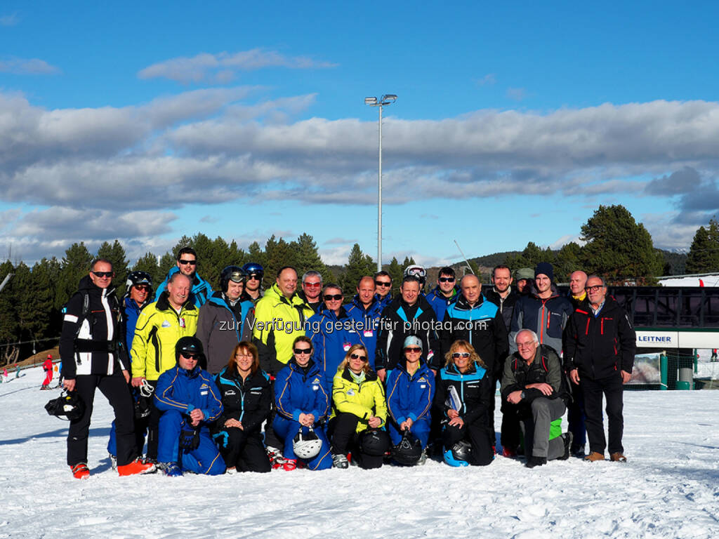 Gruppenbild Skiexkursion 2016 : Internationaler Kooperationsvertrag zwischen den Alpen und den Pyrenäen : Im Rahmen der diesjährigen conos-Trendexpedition nach Spanien, Andorra und Frankreich vom 19. bis 21. Jänner 2016 wurde zwischen den Geschäftsführern des Weltcup- und (Snowboard-)WM-Ortes Masella – La Molina und der Skigebiete Serfaus, Fiss-Ladis, Turracher Höhe und Steinplatte Waidring ein Kooperationsvertrag unterzeichnet : Fotocredit: Ramon Boter de Palau, Estació d’Esquí de Masella, © Aussendung (28.01.2016) 