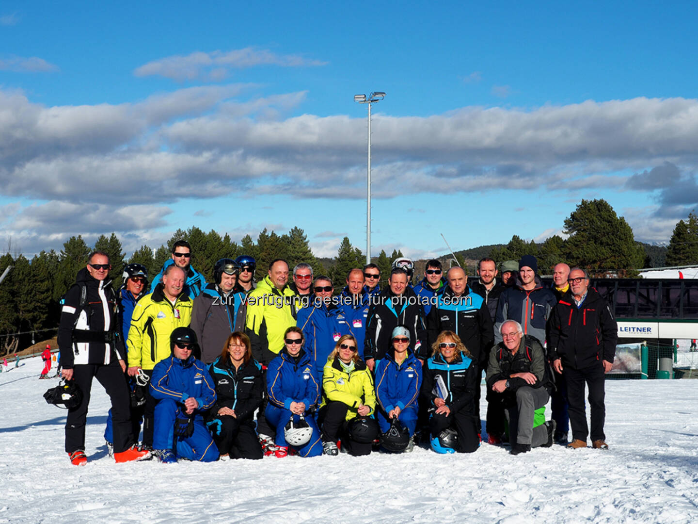 Gruppenbild Skiexkursion 2016 : Internationaler Kooperationsvertrag zwischen den Alpen und den Pyrenäen : Im Rahmen der diesjährigen conos-Trendexpedition nach Spanien, Andorra und Frankreich vom 19. bis 21. Jänner 2016 wurde zwischen den Geschäftsführern des Weltcup- und (Snowboard-)WM-Ortes Masella – La Molina und der Skigebiete Serfaus, Fiss-Ladis, Turracher Höhe und Steinplatte Waidring ein Kooperationsvertrag unterzeichnet : Fotocredit: Ramon Boter de Palau, Estació d’Esquí de Masella