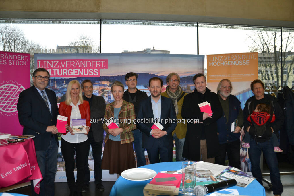 Georg Steiner (Tourismusdirektor-links), Bernhard Baier (Vbgm-Mitte vorne), Autoren : Buchpräsentation „Gute Tage, gute Nächte - Betrachtungen und Empfehlungen zur Linzer Lebenskunst“ des Linz Tourismus : Fotocredit: TVL (28.01.2016) 