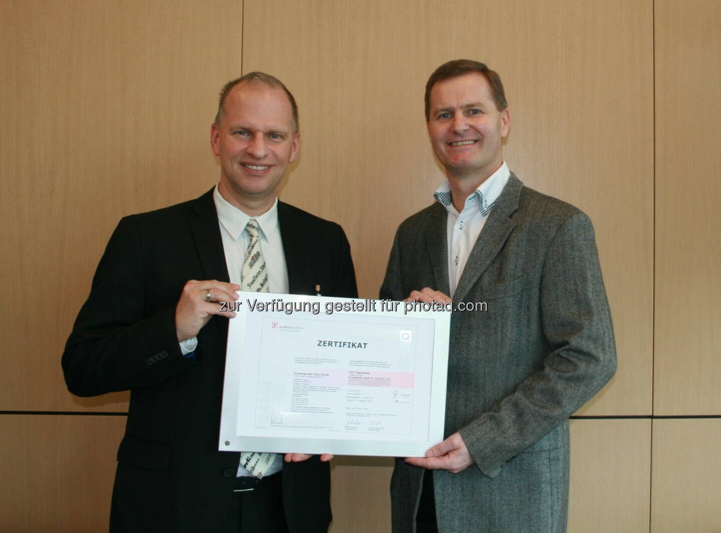 Axel Dick (Bereich Business Development Umwelt & Energie der Quality Austria), Georg Erlacher (Holzindustrie Schweighofer) : Holzindustrie Schweighofer erhält erneut internationales FSC® Label für nachhaltige Holzwirtschaft : Fotocredit: Holzindustrie Schweighofer