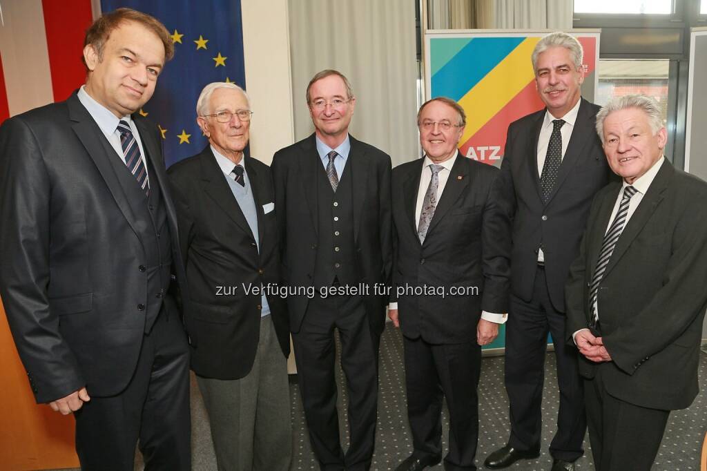 Meinhard Lukas (Rektor), Ernest Kulhavy, Christoph Leitl (WK-Präsident), Gerhard Wührer, Hans Jörg Schelling (Finanzminister), Josef Pühringer (Landeshauptmann) : Applaus für ein bewegtes Leben - Ernest Kulhavy feiert 90. Geburtstag : Der Marketing-Pionier wurde bei einem Festakt an der Johannes Kepler Universität gebührend gefeiert : Fotocredit: JKU/ Kunasz-Herzig, Cityfoto, © Aussendung (29.01.2016) 