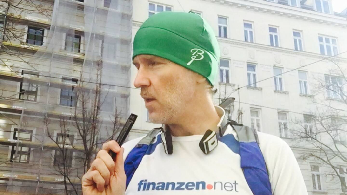 finanzen.net - Runshirt, überbracht von Nina Bergmann anlässlich http://boerse-social.com/virtuellemesse/300915, dazu Olympus VP-10 Aufnahmegerät im Schultergurt und die Ideen sprudeln ...