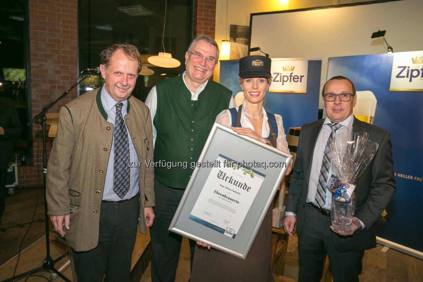 Markus Liebl (Brau Union Österreich Generaldirektor), Günther Seeleitner (Braumeister), Sabine Lindorfer (Ehrenbrauerin der Brauerei Zipf), Harald Raidl (Braumeister) : Brauerei Zipf mit neuem Kapitän weiter auf Erfolgskurs : Feierliche Hofübergabe in Zipf - Harald Raidl folgt auf Günther Seeleitner - und Ernennung der ersten Ehrenbrauerin : Fotocredit: Foto Humer / Brau Union Österreich