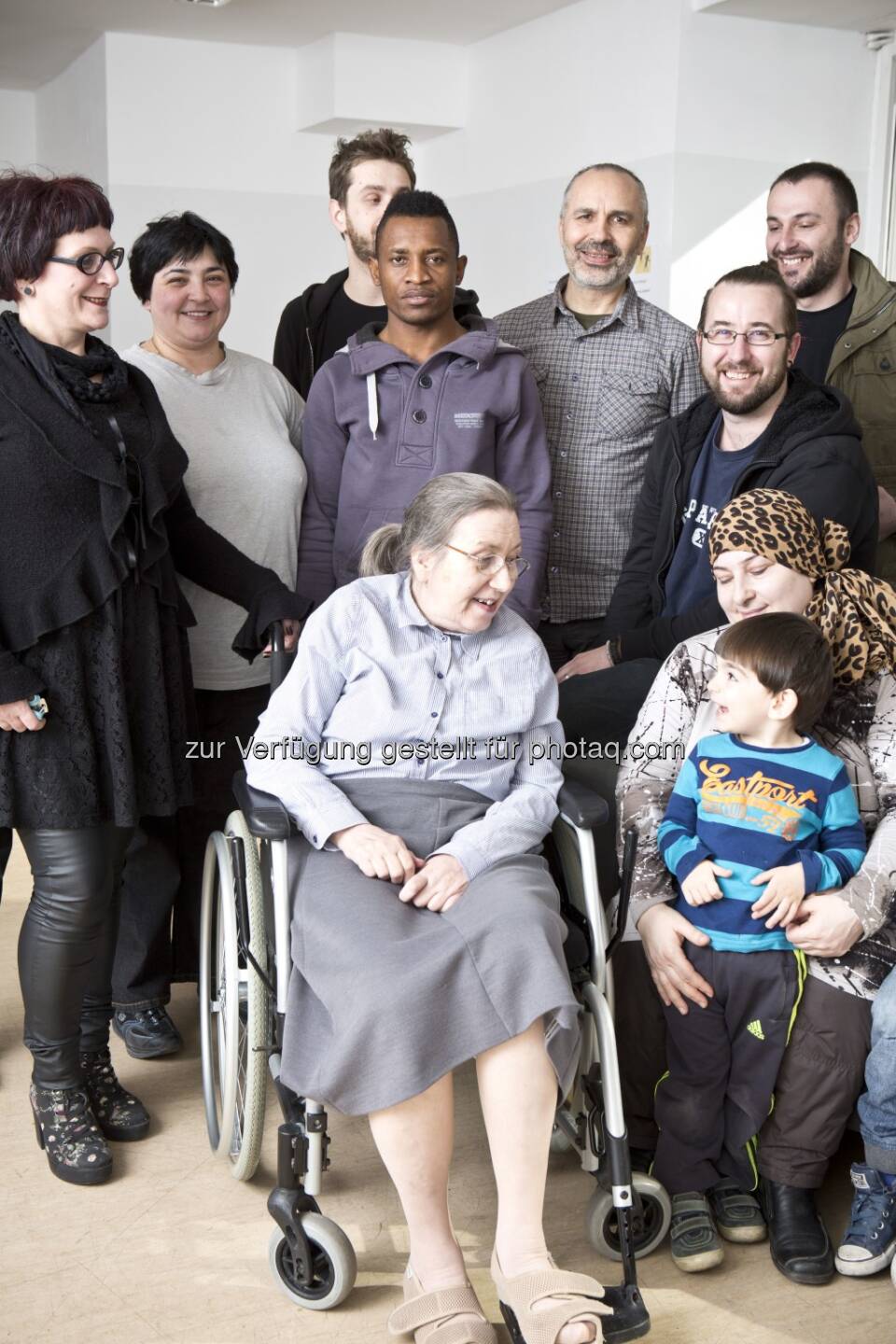 Ute Bock mit ihren Klienten : Offener Brief von Ute Bock an Politiker zu Obergrenzen : Fotocredit: Tina Herzl