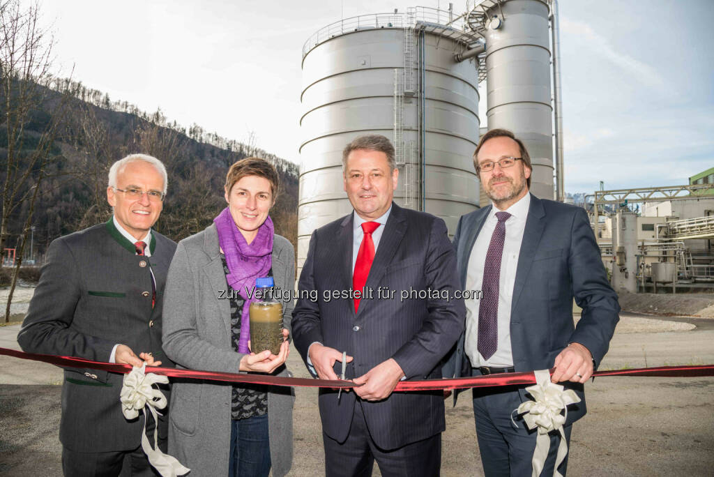 Gerald Schweighofer (Eigentümer), Astrid Rössler (LH-Stv.), Andrä Rupprechter (Bundesminister), Jörg Harbring (GF) : Inbetriebnahme neues Biogas-Werk : Schweighofer Fiber baut Bio-Energie aus : Eigenes Werk wird versorgt, Ökostrom und Fernwärme für tausende Haushalte : Energieerzeugung neben der Herstellung von Viskosezellstoff bereits wichtiges Standbein : Fotocredit: Kathrin Gollackner, © Aussendung (02.02.2016) 