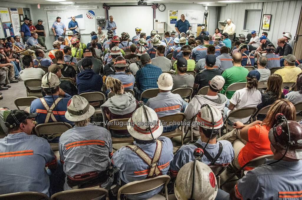 Barrick Gold: Pre-shift lineout meetings get everyone together for safety briefings and other updates. This crew includes miners, mechanics, truck drivers, assayers, surveyors, engineers, geologists, superintendents and environmental staff — all with critical roles making sure every person goes home safe and healthy every day. (Photo by Ed Tester)  Source: http://facebook.com/barrick.gold.corporation, © Aussender (03.02.2016) 