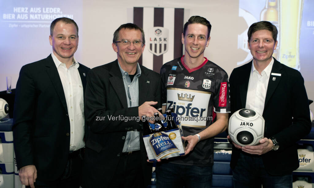 Siegmund Gruber (LASK), Andreas Stieber (Brau Union Österreich), Rene Gartler (LASK), Oliver Glasner (LASK) : Urtypisch oberösterreichische Partnerschaft: Zipfer wird neuer bieriger Partner des LASK : Fotocredit: GEPA pictures/Matthias Hauer, © Aussendung (05.02.2016) 