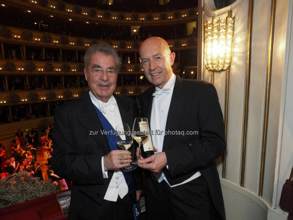 Heinz Fischer (Bundespräsident), Franz Ehrenleitner (GF Winzer Krems) : Winzer Krems verwöhnen mit ausgewählten Top-Weinen aus Niederösterreich die internationalen Gäste am Wiener Opernball : Fotocredit: Winzer Krems, Roman Zach-Kiesling, © Aussender (05.02.2016) 