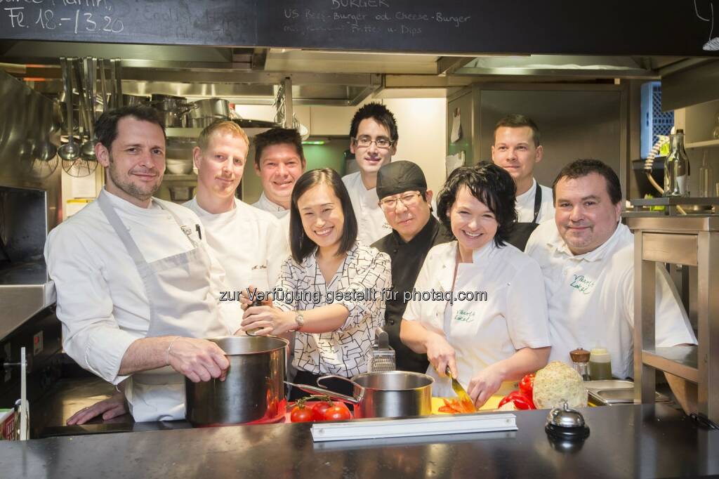 Thomas Leitner (Chefkoch Gaumenspiel), Marcel Neumann (Küchenchef Das Schick), Michael Böhm (Chefkoch Landgasthaus Böhm), A.Yin (Küchenkonzept ON&China Bar an der Wien), Martin Pham (Chefkoch Die Küche), Hiroshi Sakai (Chefkoch Sakai), Reinlinde und Thomas Trummer- Milkovits (Küchenchefs Vikerl´s Lokal), Raphael Neumaier (Sous Chef Gaumenspiel) : Wiener Restaurantwoche Frühling 2016 : Die Wiener Haubenköche sind bereit : Fotocredit: Unique Public Relations GmbH/APA-Fotoservice/Hörmandinger, © Aussender (08.02.2016) 