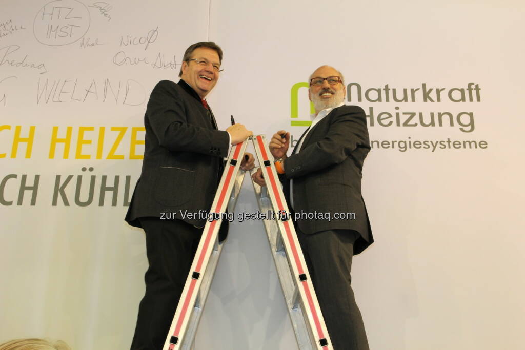 Günther Platter (Landeshauptmann), Arthur Sief (Siko Solar-Gründer) : Auf der Hausbau & Energie Messe Innsbruck besuchte Landeshauptmann Günther Platter die Naturkraftheizung, das neue erneuerbare Heizsystem aus Tirol : Fotocredit: Congress Messe Innsbruck (09.02.2016) 