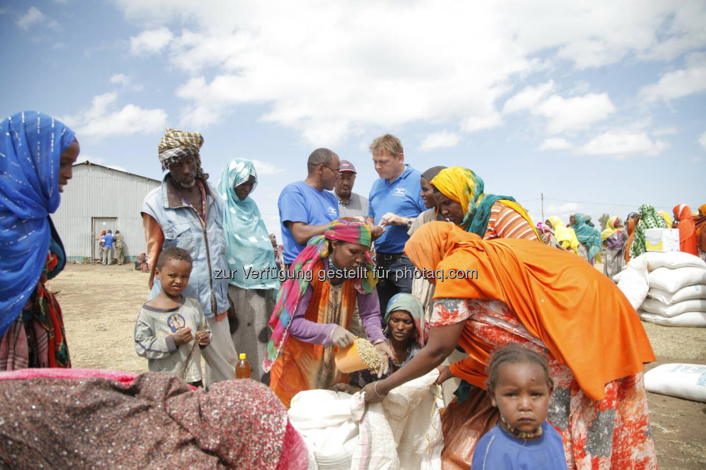 Rupert Weber (geschäftsführender Vorstand Menschen für Menschen Österreich), Frauen, Männer und Kinder in der Region Agarfa in Äthiopien : Dürre in Äthiopien: Menschen für Menschen leistet Hilfe in Höhe von 1,55 Millionen Euro : Fotocredit: Menschen für Menschen