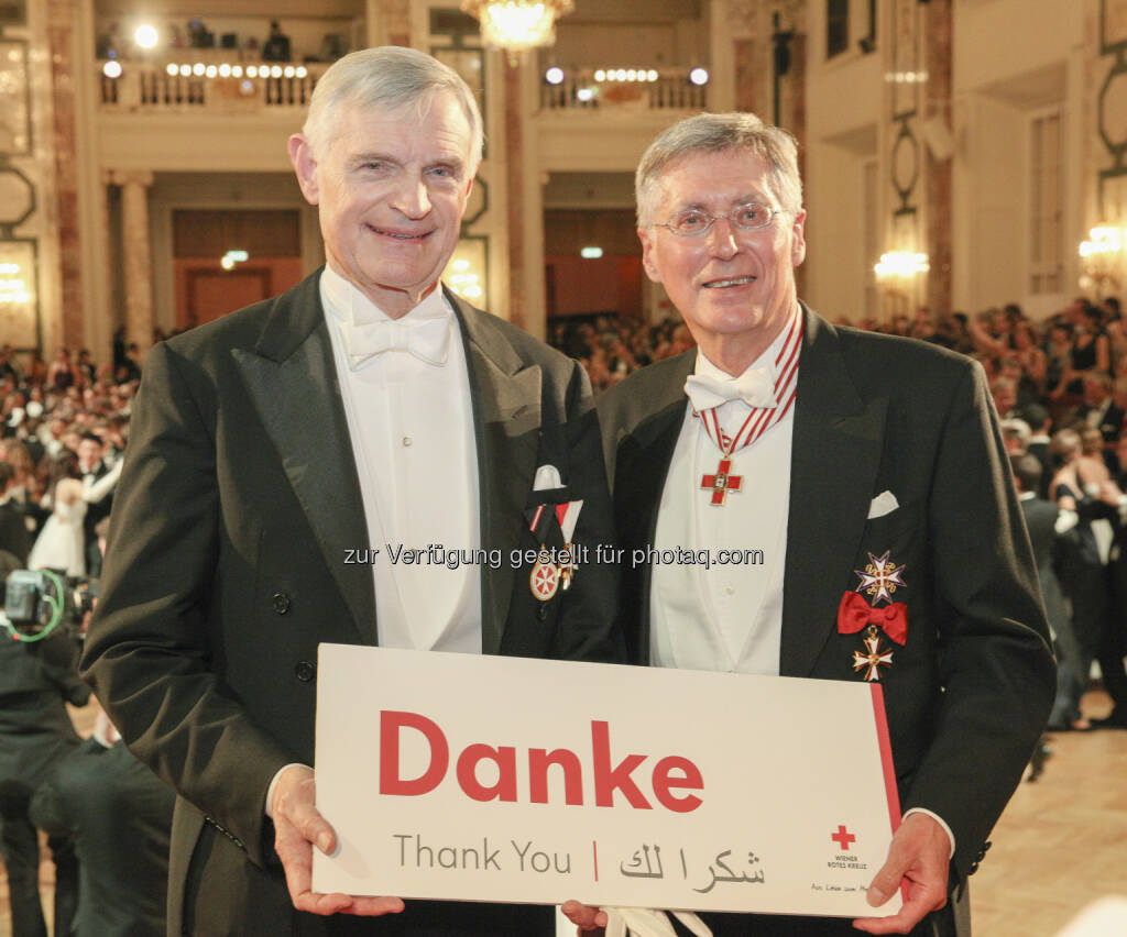 Thomas Schäfer-Elmayer (Tanzschule-Elmayer), Reinhard Krepler (Präs. Wr. Rotes Kreuz) : Prof. Elmayer übergibt eine Spende von 10.000 € an das Wiener Rote Kreuz zur Betreuung von jugendlichen Flüchtlingen : Fotocredit: WRK/Markus Hechenberger, © Aussender (10.02.2016) 