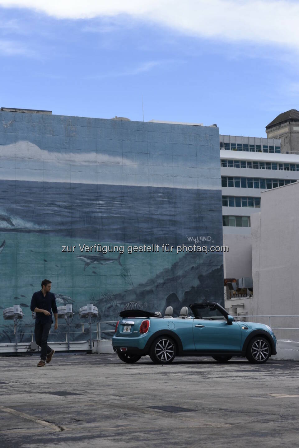 Jake und das neue MINI Cabrio (Filmszene) : „This Day Forward“ online veröffentlicht : Außergewöhnlicher Kurzfilm von Oscar-Preisträger Joachim Back zum Launch des neuen MINI Cabrio : © BMW Group