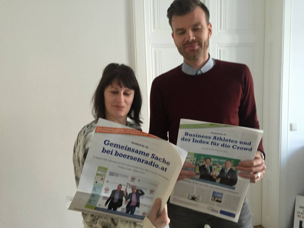 Judith Denkmayr und Stefan Häckel (Vice CEE) mit den Fachheften (11.02.2016) 