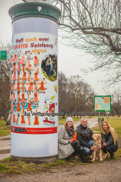 Maggie Entenfellner (Tierschutzexpertin), Karl Weissenbacher (Messerli Forschungsinstitut, VetMedUni Wien), Yvonne Rueff mit Mia : Mit 10 Litfaßsäulen der besonderen Art, umfunktioniert zu Spiele-Stationen für Hund und Halter, beschenkt Beneful ab sofort wienweit Zwei- und Vierbeiner mit 1.000 gratis Hundespielzeugen zum selbst Pflücken : Fotocredit: PetCare Austria/ Philipp Lipiarski & Doron Nadav, © Aussender (15.02.2016) 