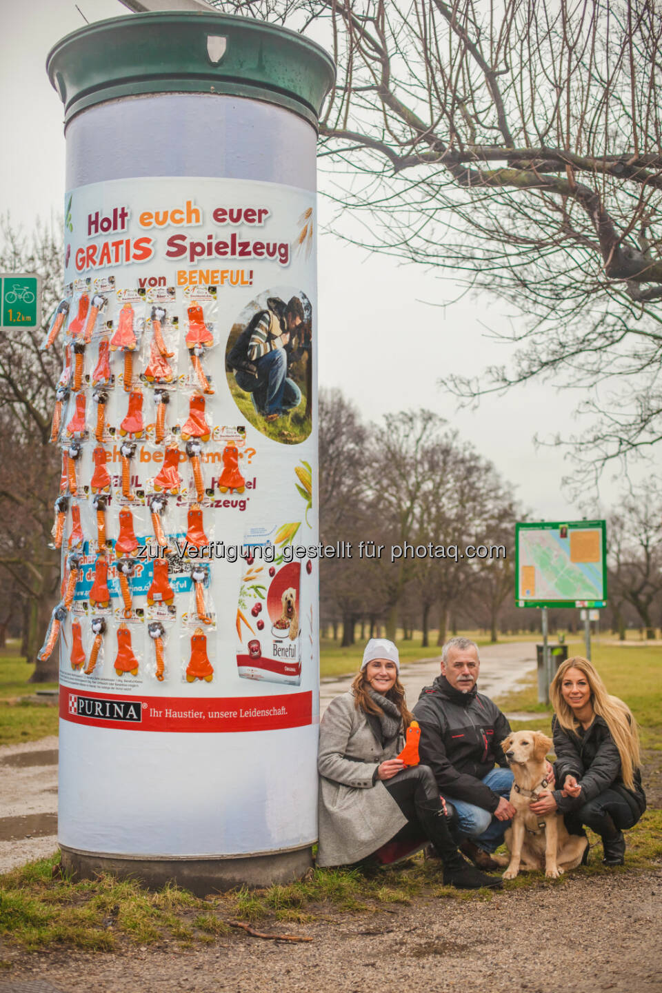 Maggie Entenfellner (Tierschutzexpertin), Karl Weissenbacher (Messerli Forschungsinstitut, VetMedUni Wien), Yvonne Rueff mit Mia : Mit 10 Litfaßsäulen der besonderen Art, umfunktioniert zu Spiele-Stationen für Hund und Halter, beschenkt Beneful ab sofort wienweit Zwei- und Vierbeiner mit 1.000 gratis Hundespielzeugen zum selbst Pflücken : Fotocredit: PetCare Austria/ Philipp Lipiarski & Doron Nadav