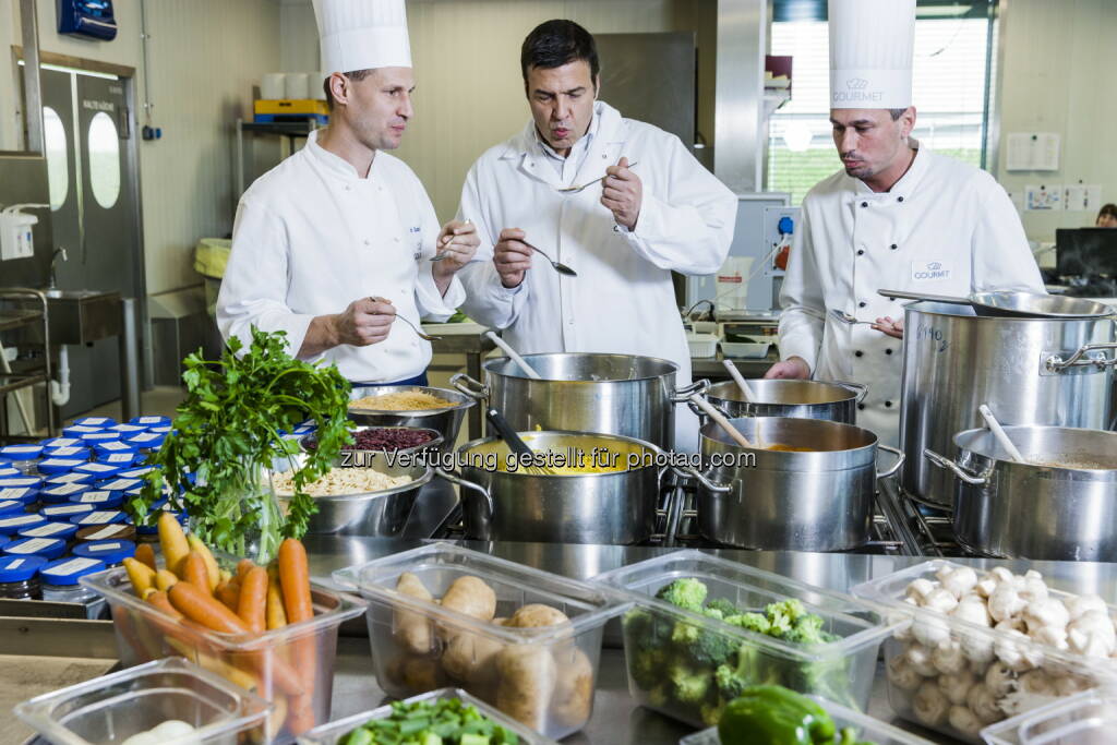 Herbert Fuchs (Gourmet-Geschäftsführer) mit Entwicklungsköchen : Gourmet-Gästebefragung: Gesundes Essen im Büro immer wichtiger : Fotocredit: Gourmet/Ilgner, © Aussender (15.02.2016) 