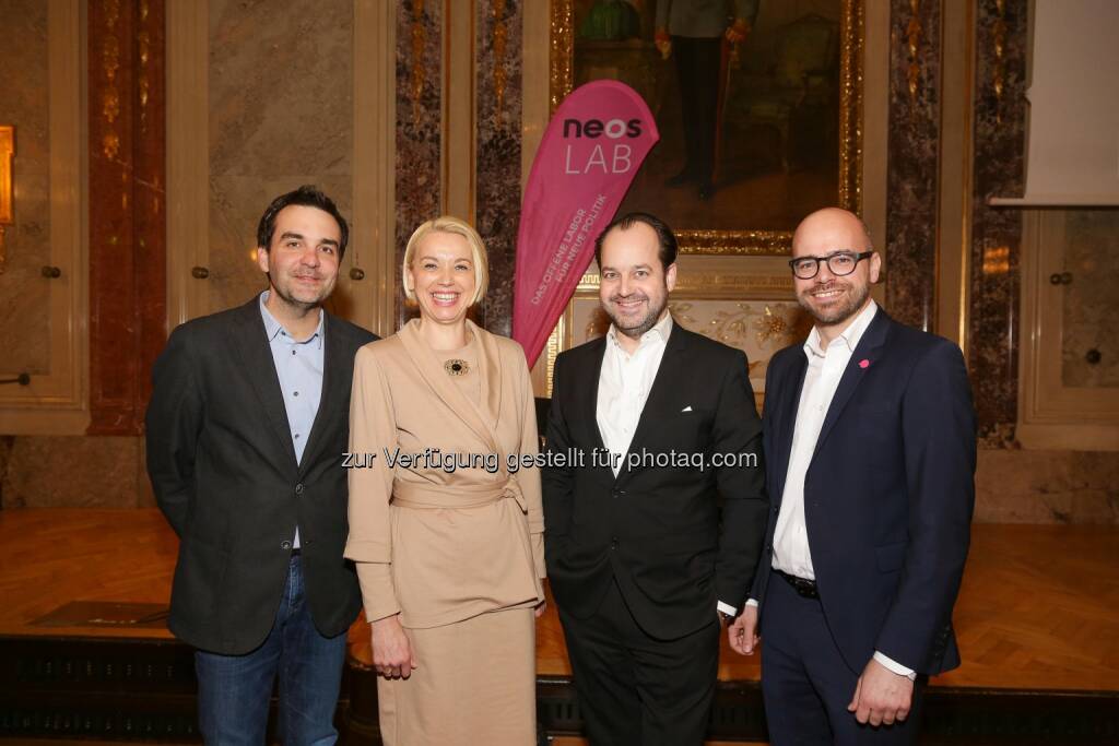 Florian Klenk (Chefredakteur Der Falter), Angelika Mlinar (NEOS Lab Präsidentin), Oliver Pink (Presse Innenpolitik-Chef), Josef Lentsch (NEOS Lab Geschäftsführer) : Der Falter und Die Presse : Zwei Blattlinien, zwei Zugänge, zwei hochkarätige Journalisten zum Thema Asyl : Florian Klenk und Oliver Pink diskutieren im NEOS Lab-Talk : Fotocredit: NEOS Lab/APA-Fotoservice/Tanzer, © Aussender (16.02.2016) 