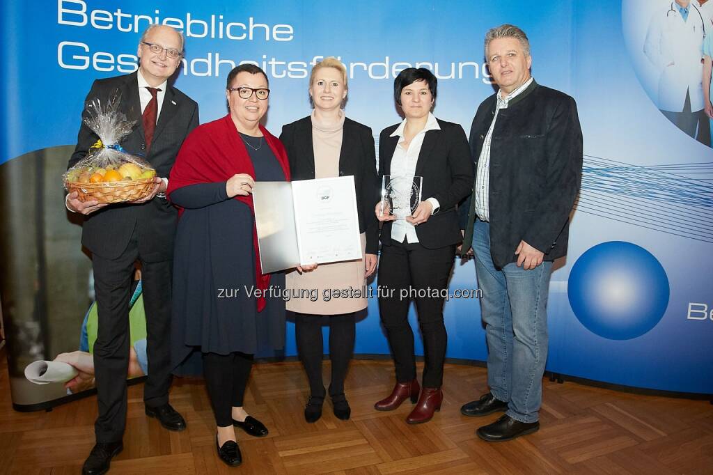 Jan Pazourek (Generaldirektor NÖ GKK), Sabine Oberhauser (Bundesministerin), Julia Birner-Schuschu, Petra Labenbacher (beide FA Teich), Gerhard Hutter (Obmann NÖ GKK) : NÖ GKK und Ministerin Oberhauser verliehen Gütesiegel für gesunde Betriebe : Fotocredit: NÖGKK/APA-Fotoservice/Preiss, © Aussendung (19.02.2016) 